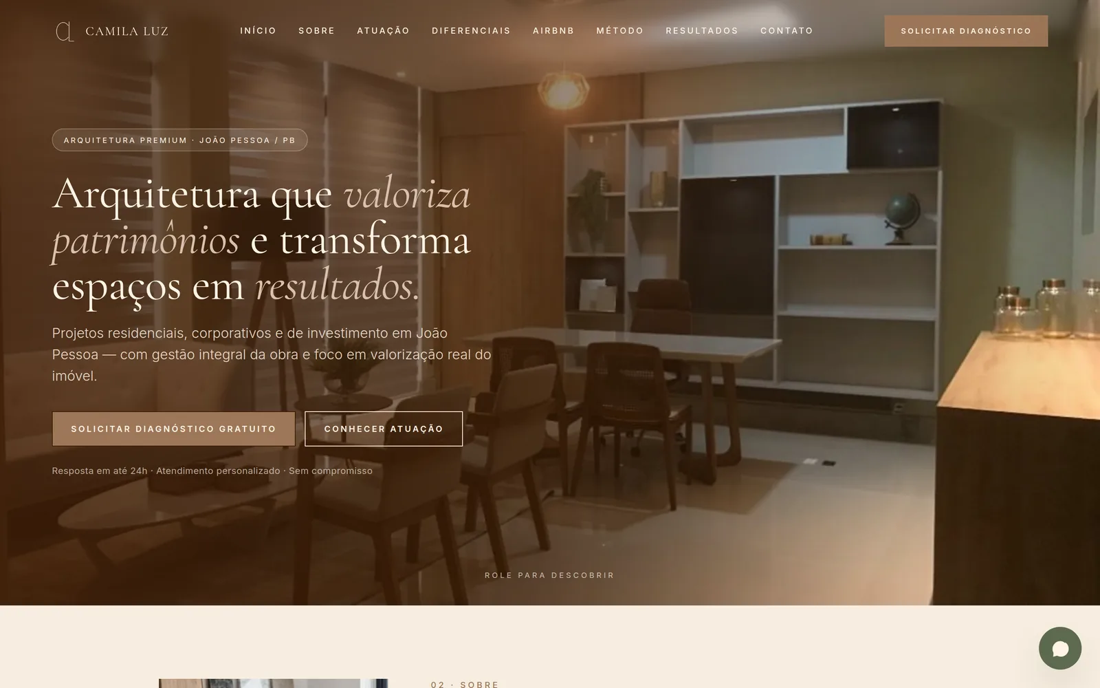 Home do site da Camila Luz Arquitetura & Interiores, com título editorial sobre fotografia de um interior projetado.