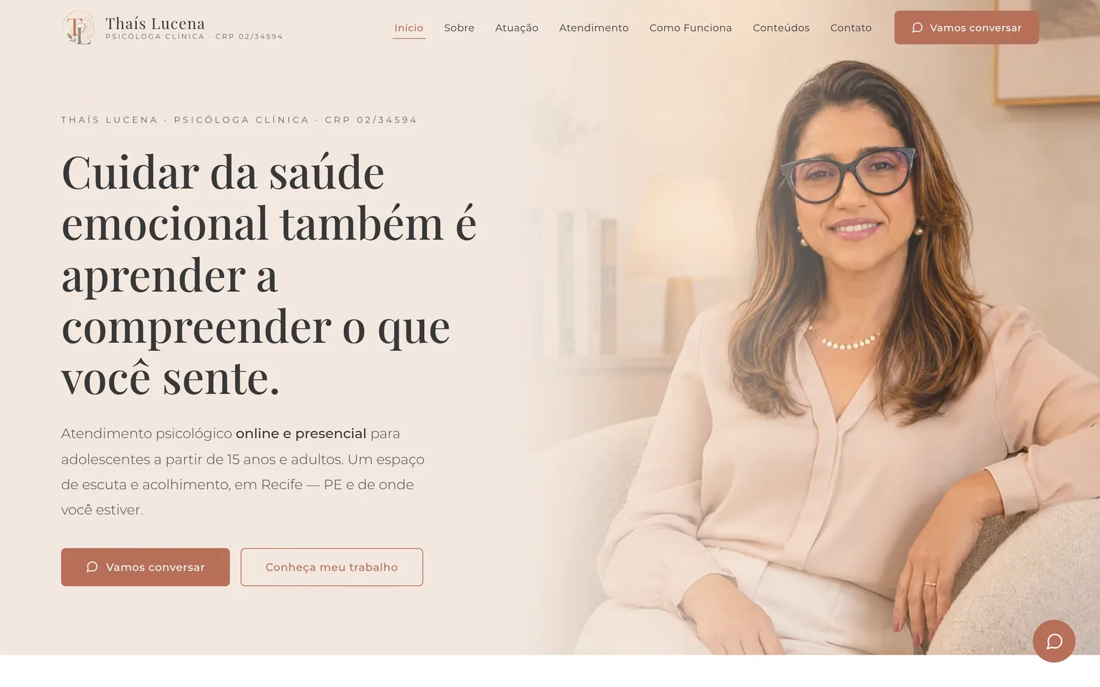 Home do site da Thaís Lucena Psicologia, com título editorial e foto da profissional no consultório.